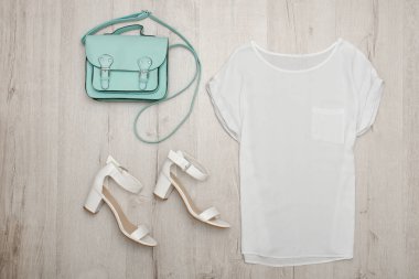 Beyaz bluz, beyaz perde ve nane kumaşlar. Moda kavramı. Ahşap arka plan