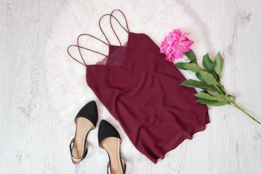 Bordeaux T-shirt dantel, Ayakkabı ve Şakayık üzerinde beyaz kürk ile. Moda kavramı