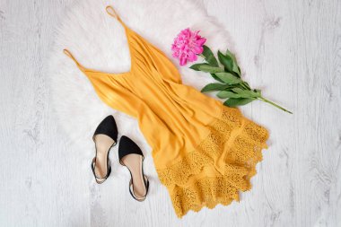 Turuncu dantel ve ayakkabı, beyaz kürk peonies genel. Moda kavramı