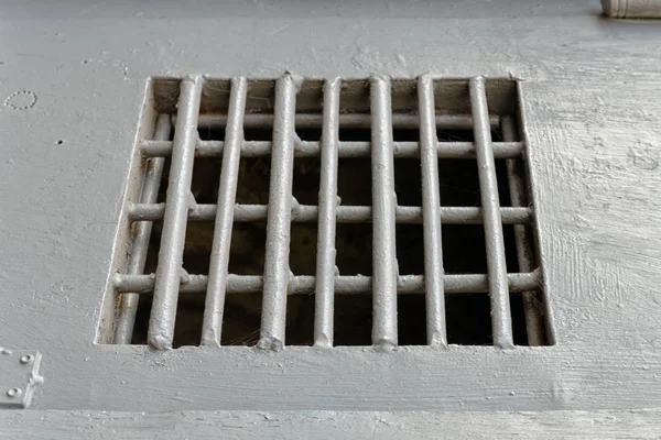 Enrejado de la prisión en una puerta de metal gris, primer plano —  Fotos de Stock