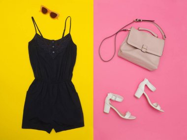 Mavi tulum, pembe çanta, beyaz ayakkabı ve gözlük. Parlak pembe ve sarı arka plan