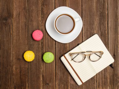 Cafe. Not Defteri, gözlük, kupa kahve ve tatlı