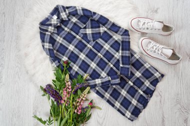 Moda kavramı. Kareli gömlek, spor ayakkabı ve Çiçek demetleri.