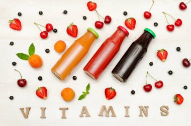 Üç şişe suyu, meyve ve yazıt vitaminler beyaz bir arka planda gıda kavramı ile