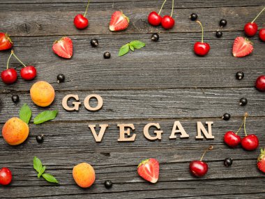 Git vegan yazıt siyah ahşap zemin, meyve. Gıda kavramı
