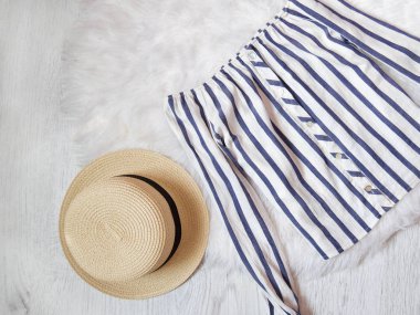 Moda kavramı. Beyaz çizgili gömlek ve beyaz kürk şapka