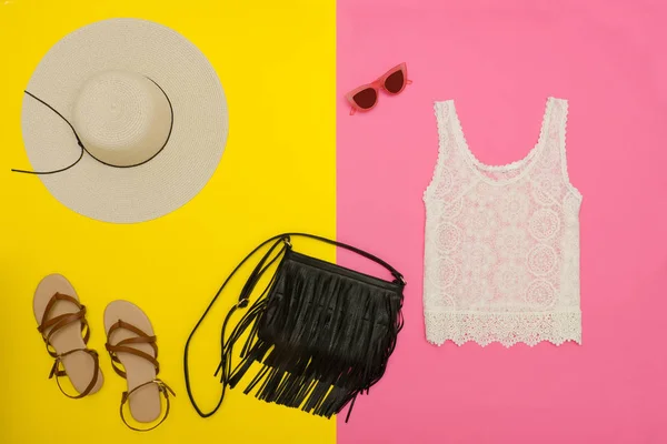 Roupeiro feminino. Top branco, bolsa, sandálias e chapéu. Fundo rosa-amarelo brilhante. conceito de moda — Fotografia de Stock