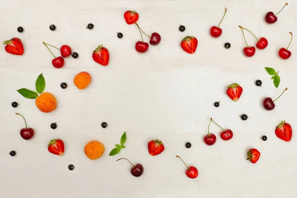 Fondo de frutas y bayas sobre fondo blanco, concepto de alimentos. Espacio para texto — Foto de Stock
