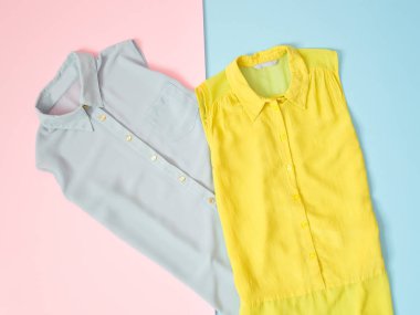 Pembe-mavi zemin üzerine mavi ve açık yeşil bluz. Moda kavramı