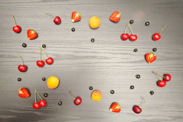Frutas sobre un fondo de madera negro, concepto de comida, espacio para copiar — Foto de Stock
