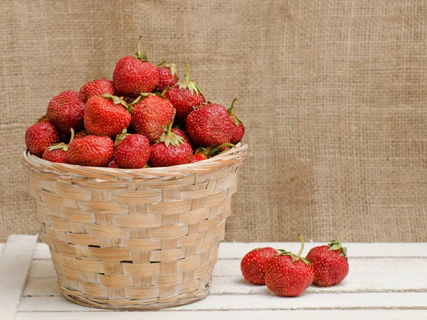 Cesta de fresas maduras sobre fondo de madera — Foto de Stock