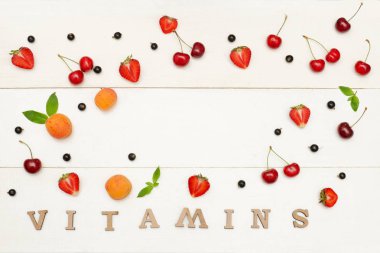 Meyve ve çilek beyaz bir arka planda arka plan. Yazıt vitaminler. Gıda kavramı. Metin için yer