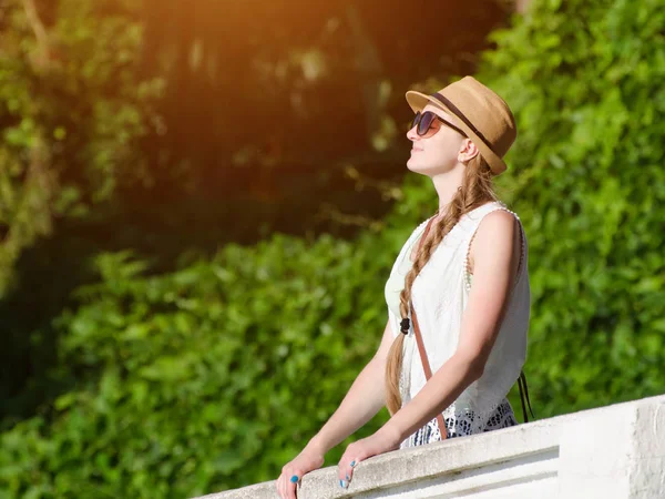 Gözleri ile şapkalı kız zevk doğa kapalı. Güneşli bir gün, park