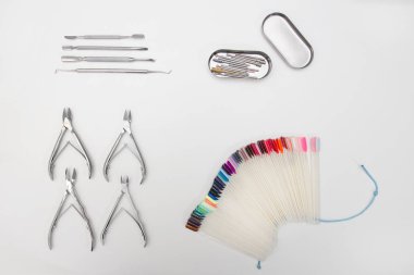 Manikür için ayarlayın. Araçlar, palet, bakım ürünleri. Beyaz arka plan. Metin için yer