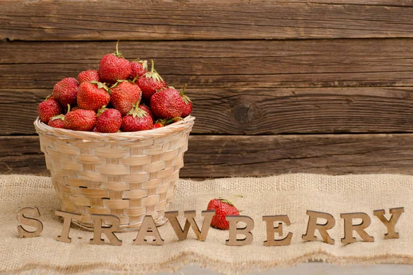 Fraise Isolée Avec Feuilles Vertes à Côté De Petite Fraise Sur