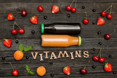 İki şişe suyu, meyve ve yazıt vegan koyu ahşap zemin, gıda kavramı ile