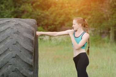 Spor boks lastik ile kız. sokak egzersiz