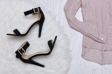 Siyah ayakkabılar beyaz kürk, bluz parçası üzerinde. Moda kavramı