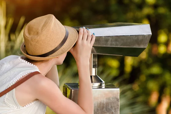 Şapkalı Kız büyük dürbün görünüyor. Park içinde belgili tanımlık geçmiş