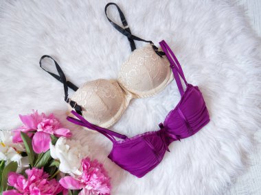 Beyaz kürk, peonies bir buket üzerinde bej ve mor korse. Moda kavramı