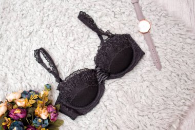 Siyah dantel korse, izle ve buket çiçek üzerinde gri kürk. Moda kavramı