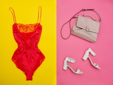 Kırmızı pijama dantel, pembe çanta ve beyaz ayakkabı ile. Parlak pembe-sarı arka plan