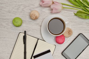 İşleri planlama. Bir fincan kahve tatlı, bir not defteri, bir kredi kartı ve cep telefonu. İş kavramı