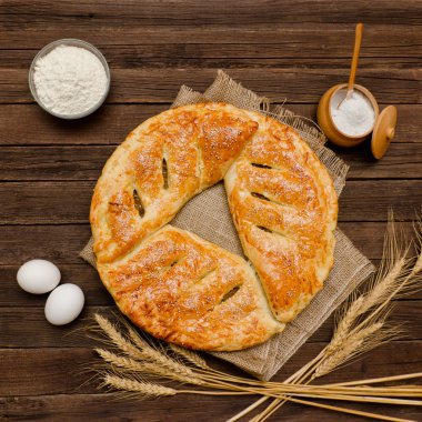 Pasta Sivas'tan üzerinde ahşap arka plan. Pişirme malzemeleri: un, yumurta, tuz ve süt, bir fincan kulaklar. Yukarıdan görüntülemek