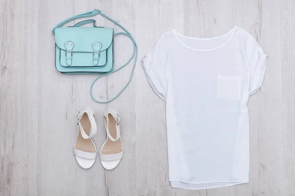 Top blanc, chaussures blanches et un sac à la menthe. Concept à la mode. Fond en bois — Photo