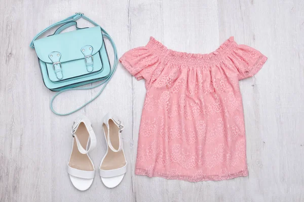 Rosa blus, vita skor och handväska. Fashionabla koncept. Trä bakgrund. — Stockfoto