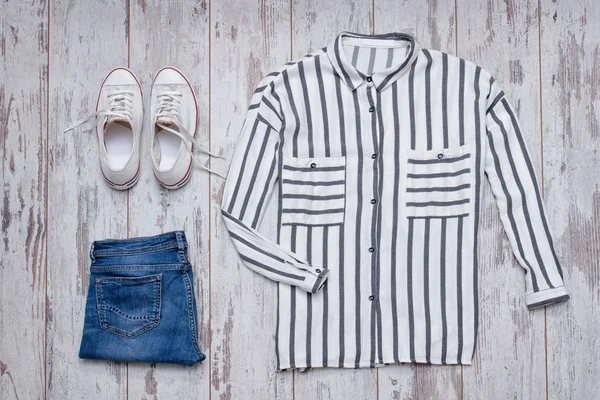 Camicia a righe bianche, sneakers e jeans bianchi. Il concetto alla moda — Foto Stock