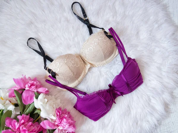 Beyaz kürk, peonies bir buket üzerinde bej ve mor korse. Moda kavramı