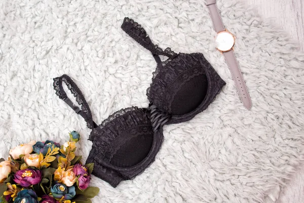 Siyah dantel korse, izle ve buket çiçek üzerinde gri kürk. Moda kavramı