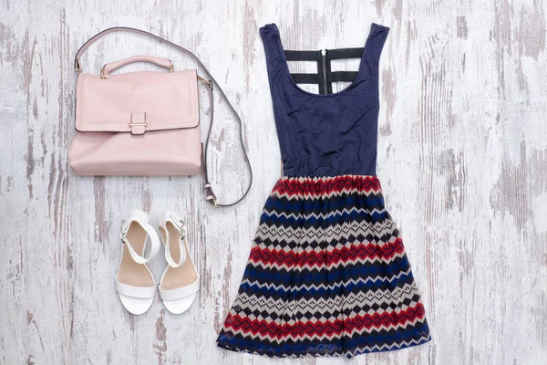 Elbise süsleme, beyaz ayakkabı ve çanta. Moda kavramı