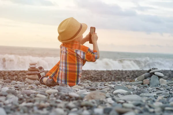 Fotografias de crianças ao telefone sentadas na praia — Fotografia de Stock