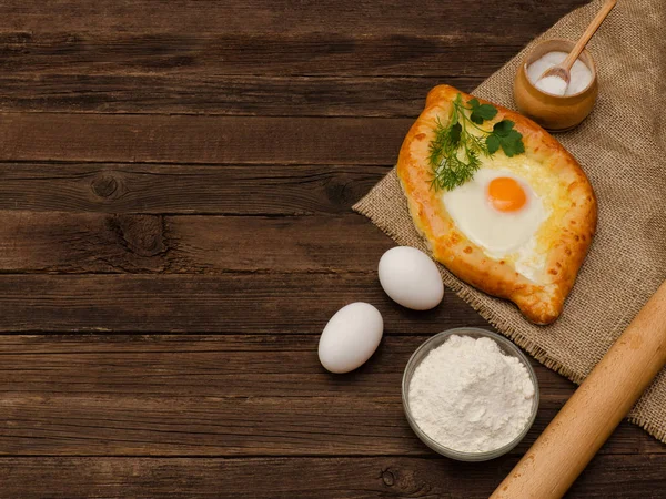 Khachapuri yas, tuz, un, yumurta ve maydanoz ahşap tablo, metin için yer üzerinde yumurta ile — Stok fotoğraf