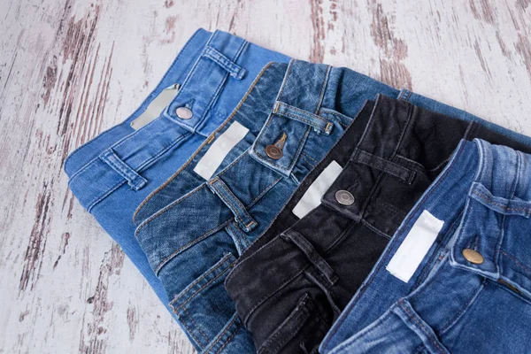 Farklı renkteki dört kot ürün yelpazesine sahip. Moda kavramı. Üstten Görünüm