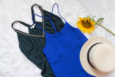 Yeşil ve mavi elbise, şapka ve ayçiçeği beyaz kürk üzerinde. Moda kavramı, üstten görünüm