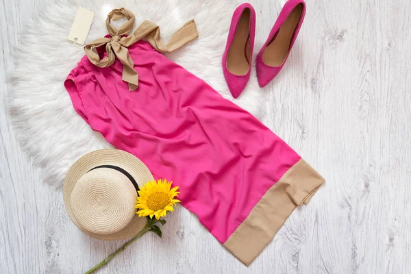 Vestido rosa com etiqueta, sapatos, chapéu e girassol. Conceito na modaVestido rosa com etiqueta, sapatos, chapéu e girassol. Conceito na moda — Fotografia de Stock