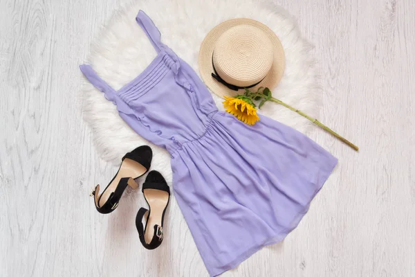 Robe lilas, chaussures, chapeau de paille et tournesol. Fourrure blanche, vue du dessus — Photo