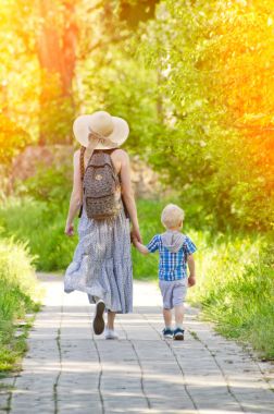 Anne ve oğlu yolun parkta yürüyorduk. Arkadan Görünüm