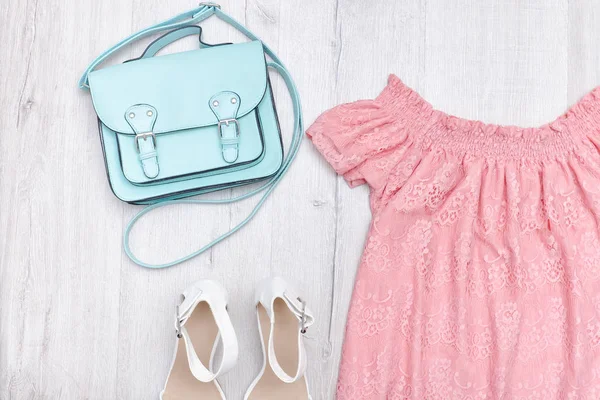 Sac à menthe, chemisier rose et chaussures blanches. Concept tendance . — Photo