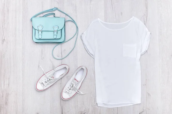 White top, white sneakers and a mint bag. Fashionable concept. Wooden background — Stock Photo, Image