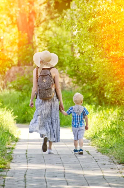 Anne ve oğlu yolun parkta yürüyorduk. Arkadan Görünüm