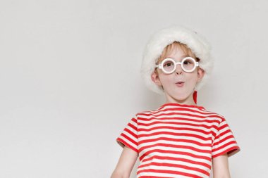 Gözlük ve Santa şapka sürpriz çocuk. Portre