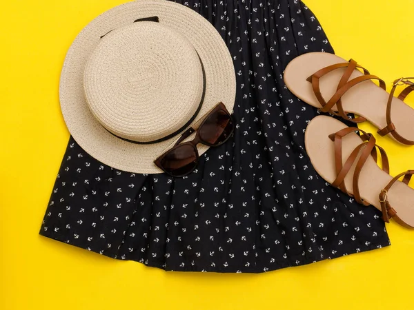 Conceito elegante. Roupeiro de verão feminino. Chapéu de palha, vestido de sol, óculos de sol, sandálias. Fundo amarelo — Fotografia de Stock