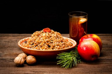 Plaka ile geleneksel Noel Noel arifesinde Slavlar tedavi. Komposto, Ladin şube, elma. Siyah arka plan.