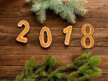Yeni yıl kavramı. 2018 gingerbread ahşap arka plan, kürk-ağaç dalı üzerinde şekil