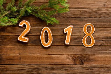 Köknar şubesine çerçeve altında ahşap arka plan üzerinde rakamlar 2018. Metin için yer