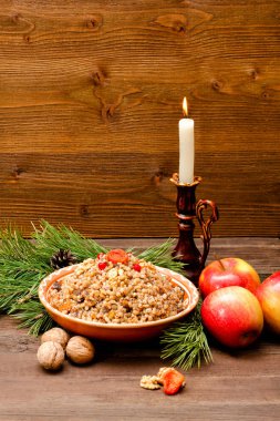 Plaka ile geleneksel Noel Noel arifesinde Slavlar tedavi. Ladin şube, elma ve ahşap bir adam üzerine de mum